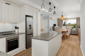 Leilighet – grand | Eget kjøkken | Kjøleskap, mikrobølgeovn, ovn og kokeplater