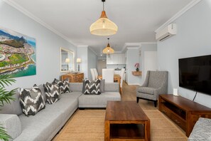 Apartamento grand | Área de estar | TV de tela plana 32 polegadas com canais a cabo, TV