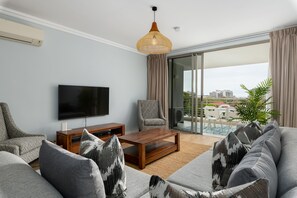 Leilighet – grand | Oppholdsområde | En 32-tommers Flatskjerm-TV med kabel-kanaler samt TV