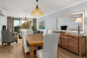 Grand Apartment | In-room dining - Odyssey 201 (Cape Town)