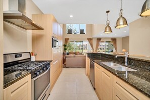 Microonde, forno, piano cottura, lavastoviglie