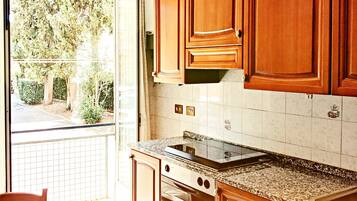 Een koelkast, een oven, een kookplaat, een vaatwasser