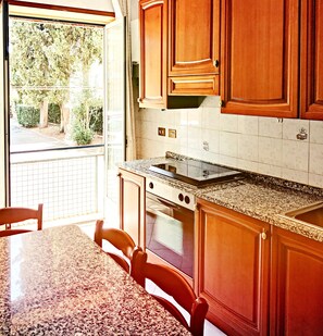 Réfrigérateur, four, plaque de cuisson, lave-vaisselle