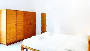 2 slaapkamers, een bureau, een strijkplank/strijkijzer, gratis wifi