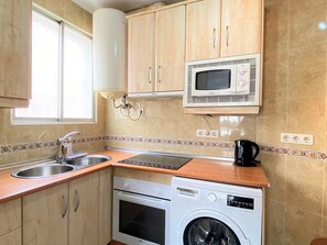 Een koelkast, een microgolfoven, een oven