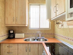 Réfrigérateur, micro-ondes, four, cafetière/bouilloire