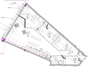 Plano de planta de un hotel con varias habitaciones, un gimnasio y una zona de piscina.