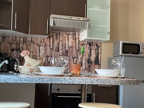 Frigorifero, microonde, forno, piano cottura