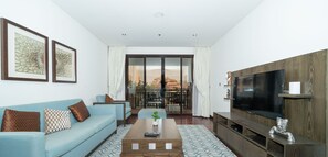 Leilighet – deluxe | Oppholdsområde | En 55-tommers smart-TV med kabel-kanaler samt TV