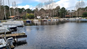 Un puerto deportivo con varias embarcaciones amarradas a la orilla.