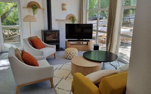 Fernseher, Kamin, Tischtennisplatte