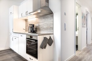 Kühlschrank, Ofen, Herdplatte, Geschirrspüler