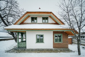Exterior - Traditional Romanian cottage w/firepit, huge garden (Piatra Neamț)