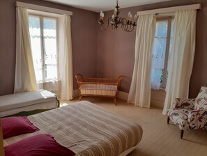 4 bedrooms, desk, iron/ironing board, bed sheets