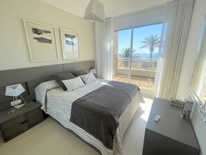 3 slaapkamers, een strijkplank/strijkijzer, gratis wifi, beddengoed