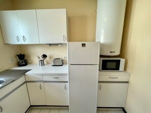 Fridge, microwave, dishwasher, coffee/tea maker