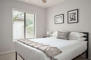 3 Schlafzimmer, Schreibtisch, Bügeleisen/Bügelbrett, Reisekinderbett