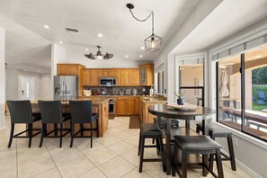 Fridge, microwave, oven, stovetop - Mins to Staduim w/Pool & Man Cave Outdoor Grill (Phoenix)