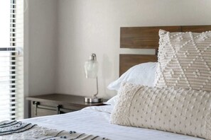 3 sovrum, skrivbord, strykjärn/strykbräda och resesäng