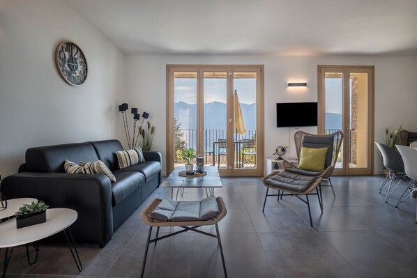 TV - Holiday Home Casa Panoramica with Lake View, Shared Pool & Wi-Fi (Tignale)