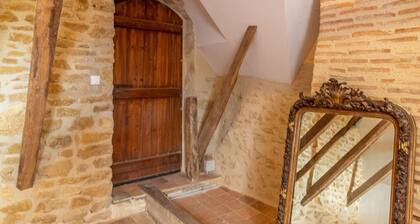 Maison 15ème siècle à Huillé, 2 ch, jardin, cheminée, proche Loir et pistes cyclables