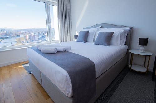 Deluxe-Apartment, 2 Schlafzimmer | Verdunkelungsvorhänge, Bügeleisen/Bügelbrett, kostenloses WLAN