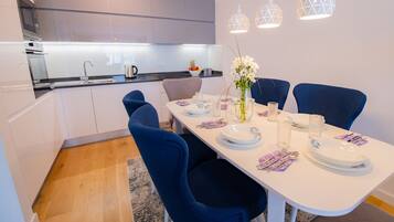 Lägenhet Classic - 2 sovrum | Eget kök | Kylskåp, ugn, spishäll och pappersservetter
