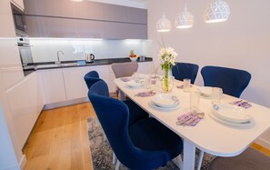 Apartamento clásico, 2 habitaciones | Cocina privada | Frigorífico, horno, placa de cocina y papel de cocina