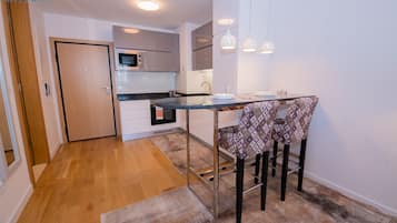 Apartamento standard, 1 cama King e sofá-cama | Cozinha privada | Geladeira, fogão, cooktop, toalhas de papel