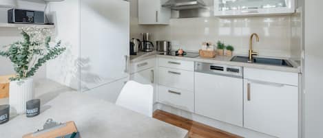 Réfrigérateur, micro-ondes, plaque de cuisson, lave-vaisselle