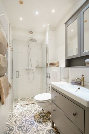 Dusche, Haartrockner, Handtücher