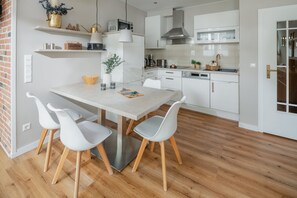 Réfrigérateur, micro-ondes, plaque de cuisson, lave-vaisselle
