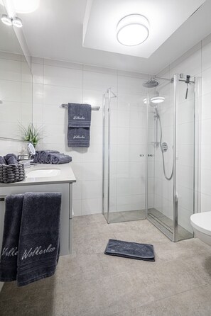Shower, hair dryer, towels - // VACATION APARTMENT CLOUDLESS // (Norderney)