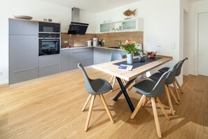 Fridge, microwave, oven, stovetop - // VACATION APARTMENT CLOUDLESS // (Norderney)