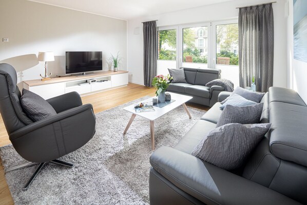 Fernseher, DVD-Player, Bücher, Stereoanlage