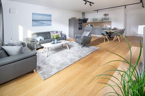 Fernseher, DVD-Player, Bücher, Stereoanlage