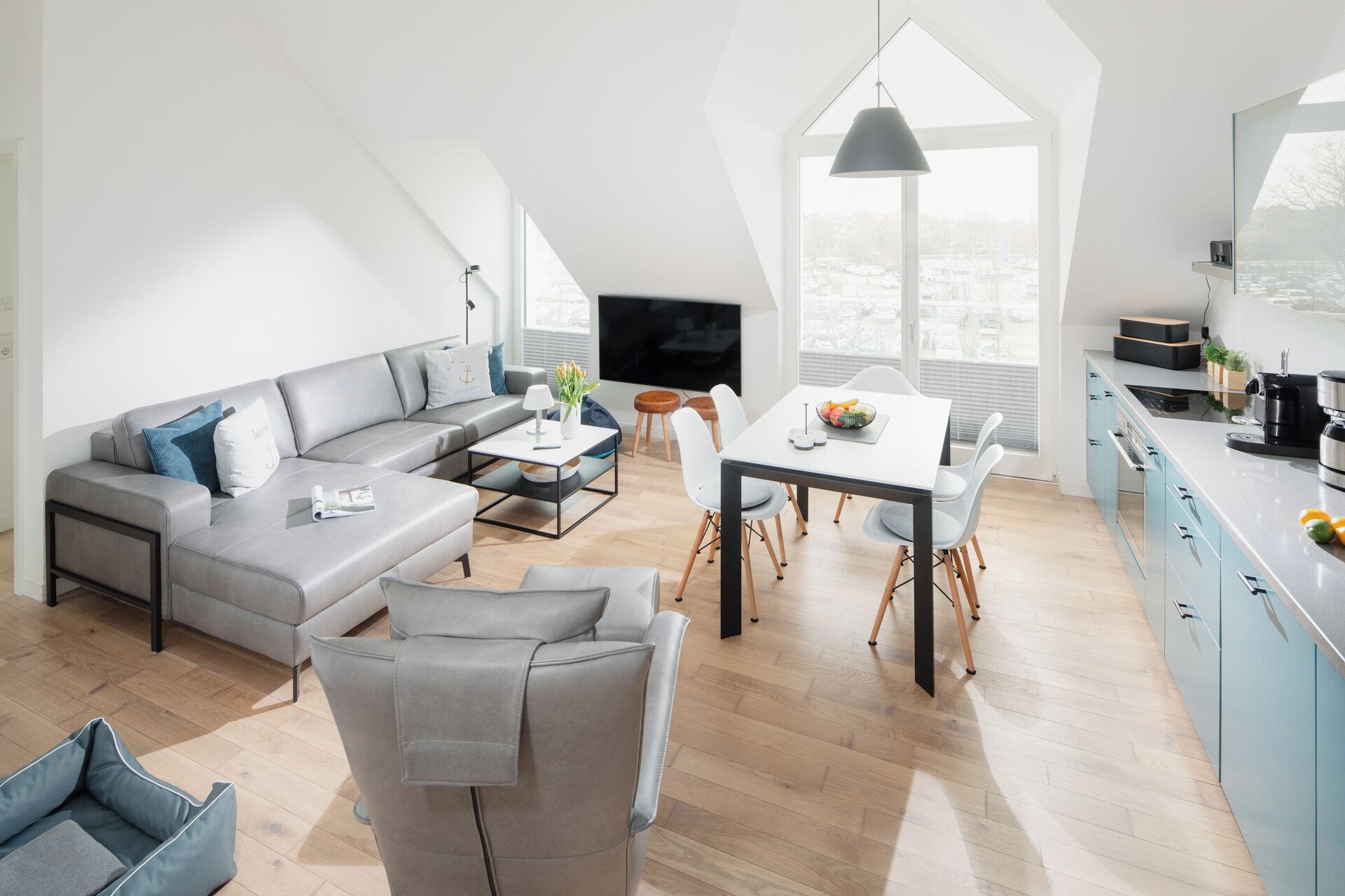 Télévision, livres, chaîne hi-fi