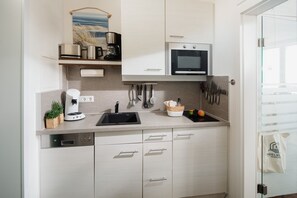 Kühlschrank, Mikrowelle, Herdplatte, Geschirrspüler