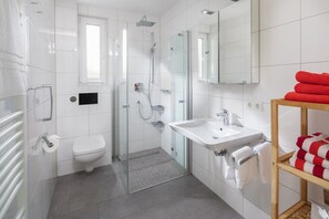 Dusj, hårføner og håndklær