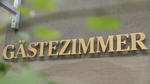 A sign with the word "GÄSTEZIMMER" indicating a guest room or accommodation. - Hotel Bären (Marbach am Neckar)