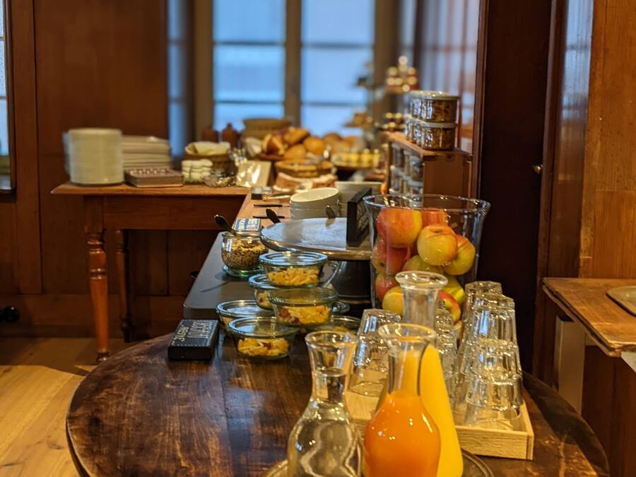 Petit déjeuner buffet (8 EUR par personne)