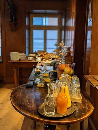 Desayuno buffet diario (EUR 8 por persona)