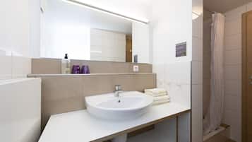 Deluxe-Doppelzimmer | Badezimmer | Dusche, Haartrockner, Handtücher