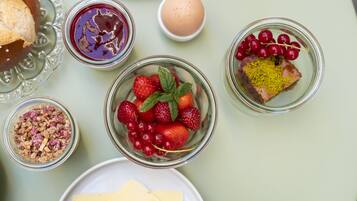 Se ofrece un desayuno bufé todos los días (8 EUR por persona)