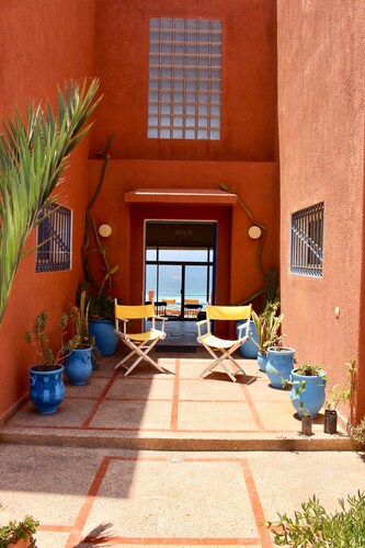 Charming villa facing the sea.