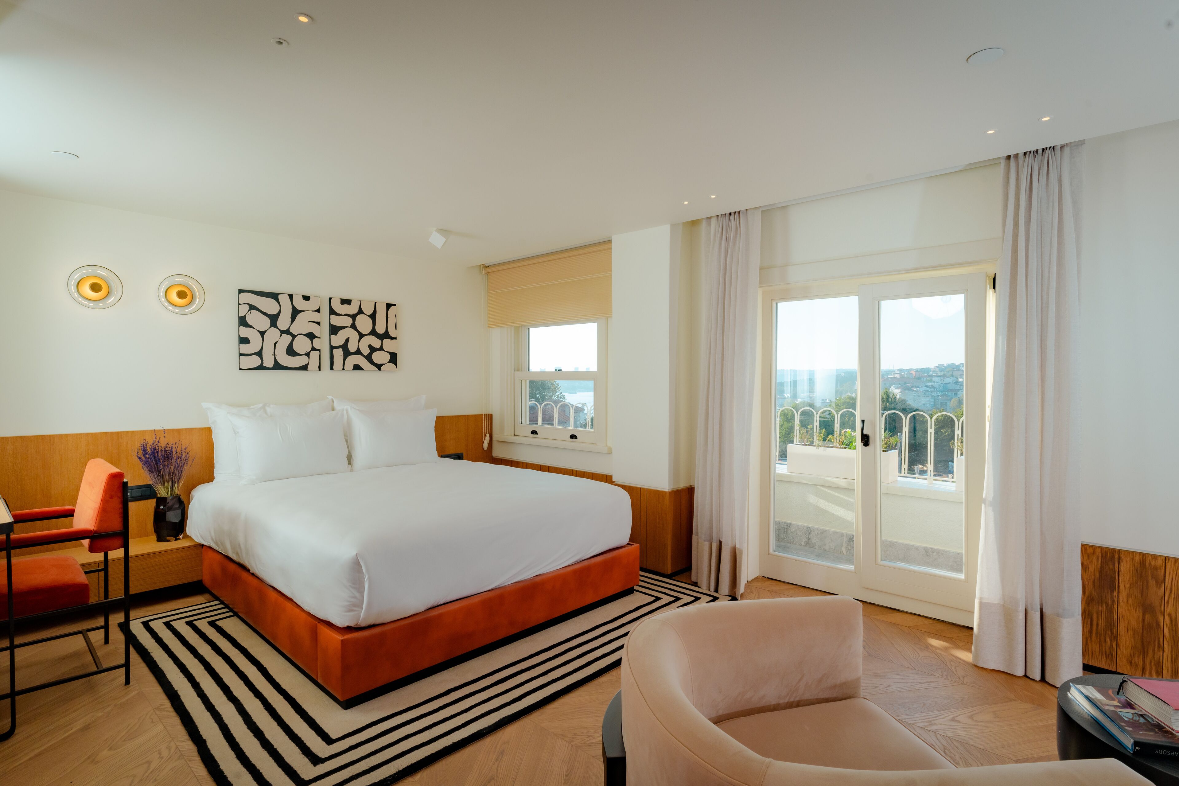 Hochwertige Bettwaren, Betten mit Memory-Foam-Matratzen, Minibar