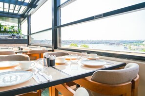 Frukostbuffé varje dag (EUR 15 per person)