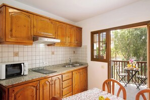 Frigorífico, microondas, horno y placa de cocina