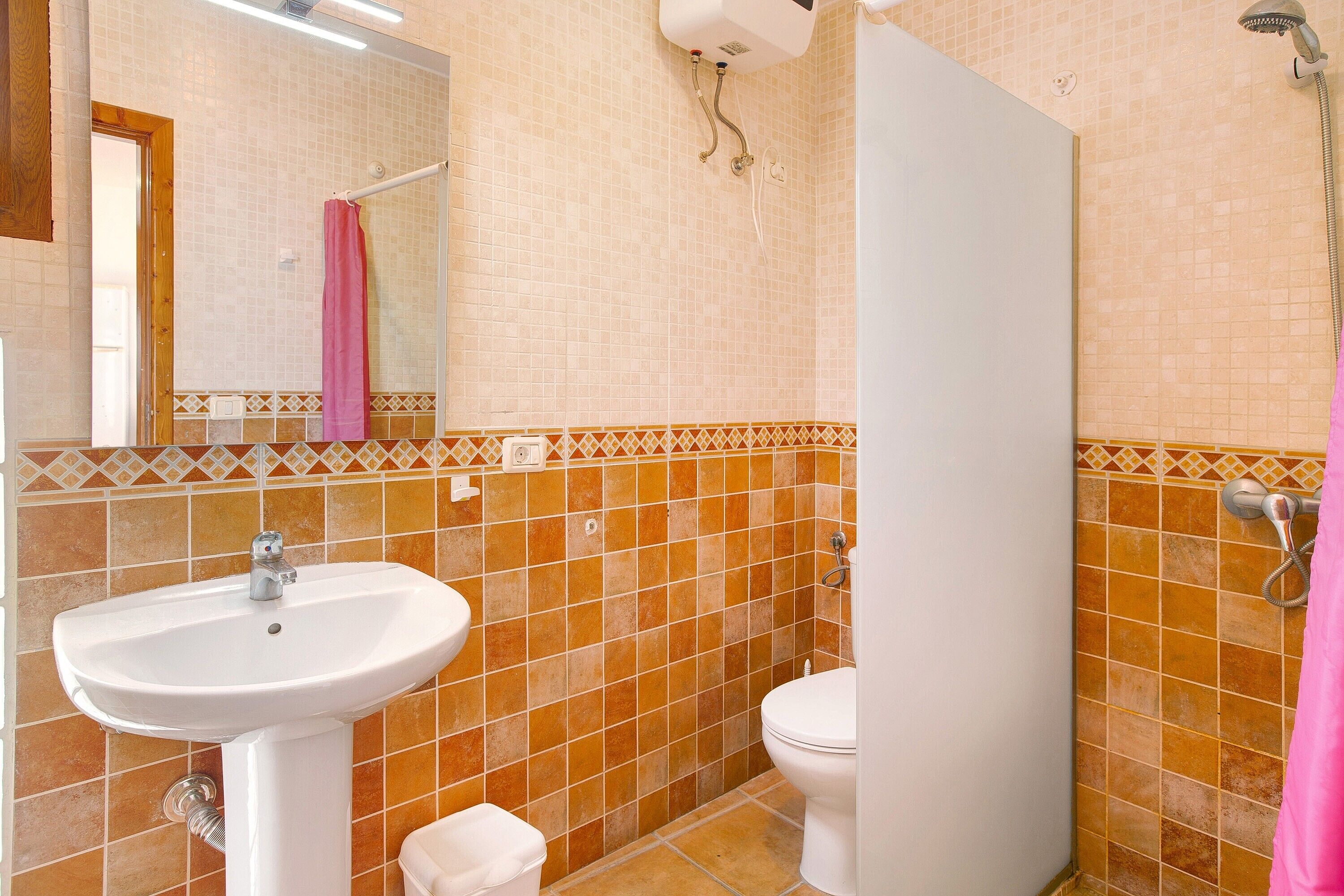 Un baño con lavabo, inodoro y ducha.