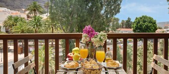 Holiday Home 'Cottage Santa Lucía 1' with Terrace, Shared Garden & Wi-Fi